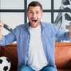 Hombre viendo un partido del Mundial 2026.
