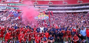 Aficionados de Chivas apoyando a su equipo en busca de remontada
