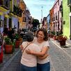 Madre e hija abrazadas en las calles de Puebla
