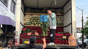 Comerciantes se preparan con flores por día de las madres