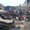 Tras incendio provocado en Universidad Pueblo, Saltillo, dos familias perdieron su hogar. Policía rescató a perritos entre las llamas.
