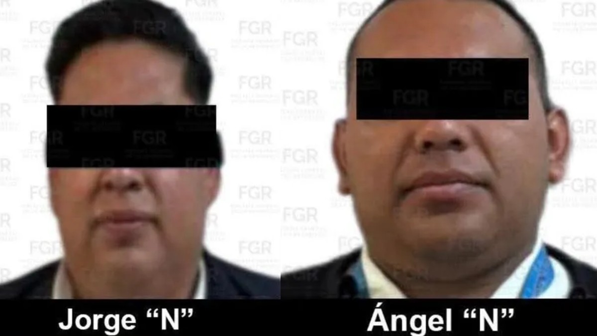 Dos hombres con la cara censurada y camisas blancas