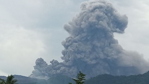 Tres excursionistas fallecieron tras la erupción del monte Dukono en Indonesia. El grupo ignoró las alertas y entró en zona prohibida. Conoce los detalles.
