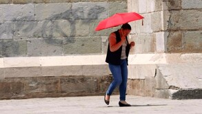 Mujer caminando bajo el sol en Oaxaca.
