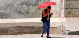 Mujer caminando bajo el sol en Oaxaca.