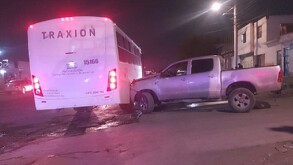 Se observa un choque entre una camioneta y un camión que dice Traxion en la parte trasera.