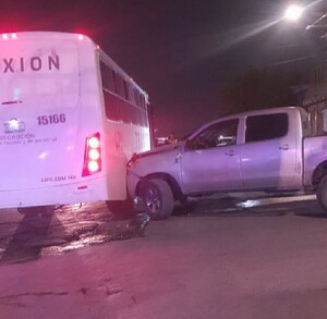 Se observa un choque entre una camioneta y un camión que dice Traxion en la parte trasera.
