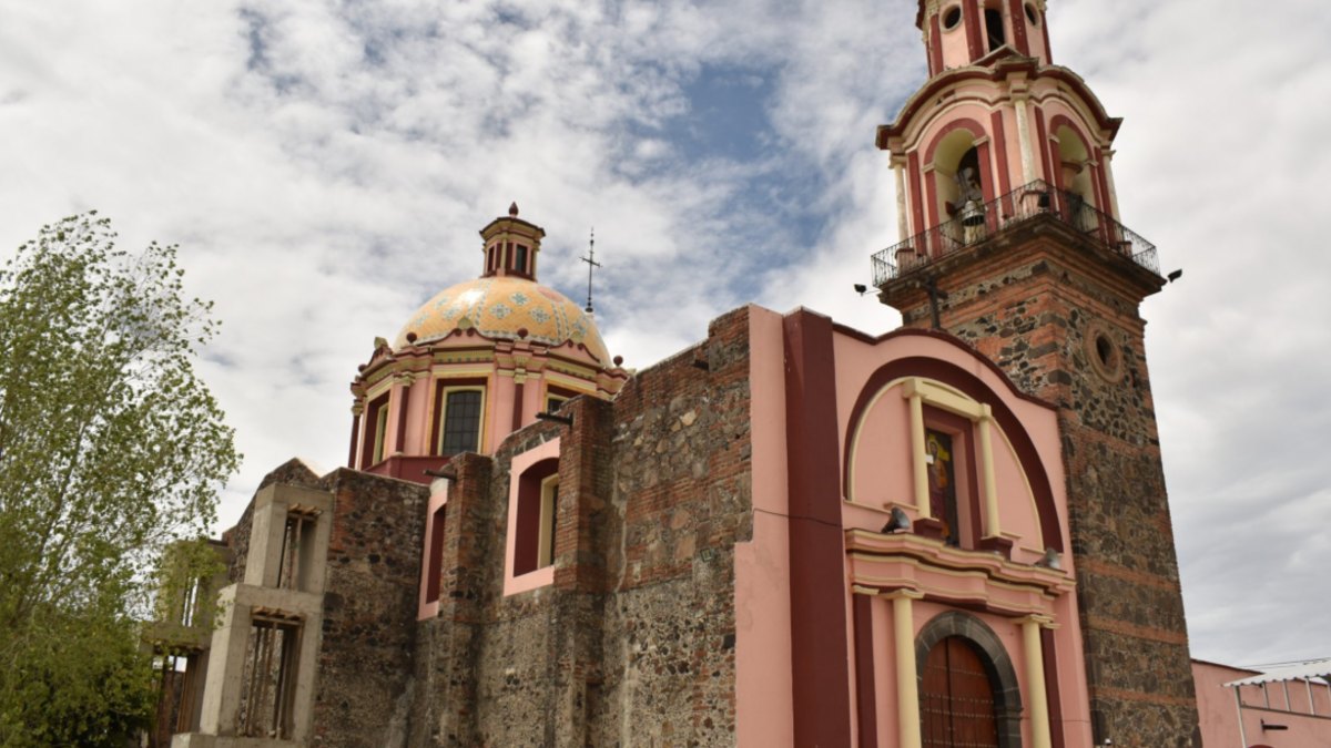 Fachada arquitectónica de un recinto religioso en un ambiente de naturaleza en cholula