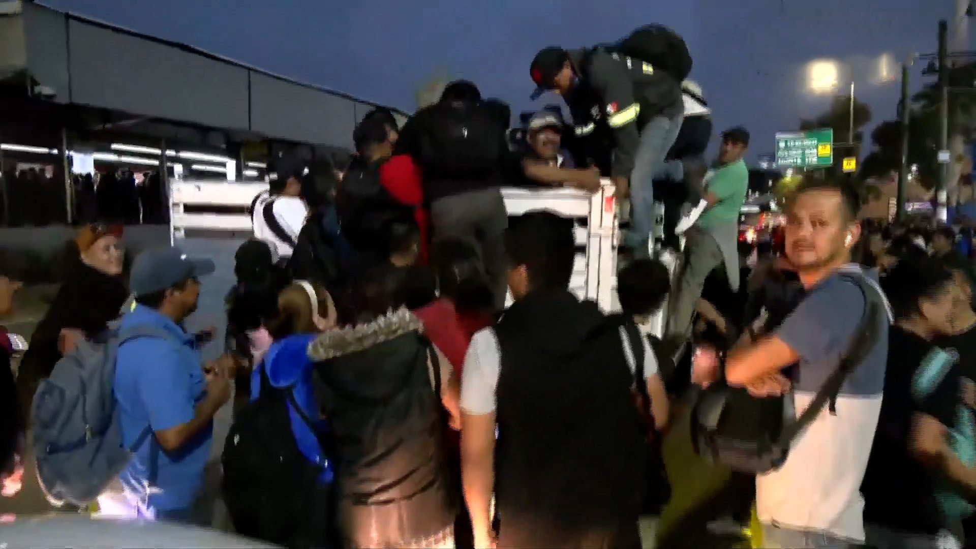 Miles de usuarios afectados por falla en la barra guía de la Línea 5 del Metro. Hubo desalojos en Hangares y apoyo de RTP hacia Pantitlán en la CdMx.