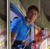 Capturas de un video donde se ve al defensa del Cruz Azul, Jesús Orozco Chiquete discutiendo con un aficionado del Atlas en el Estadio Jalisco