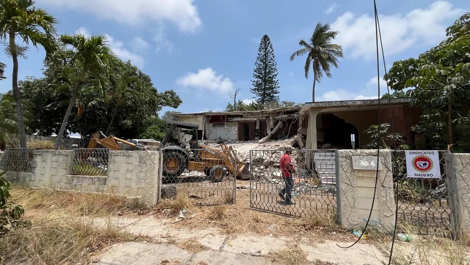 Escombros de un imperio: Los secretos que se lleva la demolición de la casa del 'Quinazo' en Tamaulipas