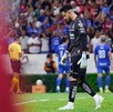Futbolista Camilo Vargas, portero titular del Atlas, caminando por la cancha durante el partido contra el Cruz Azul