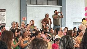 Escuelas en León recibieron a decenas de madres en festivales por el 10 de mayo, organizados por maestros y alumnos con números de baile y musicales.