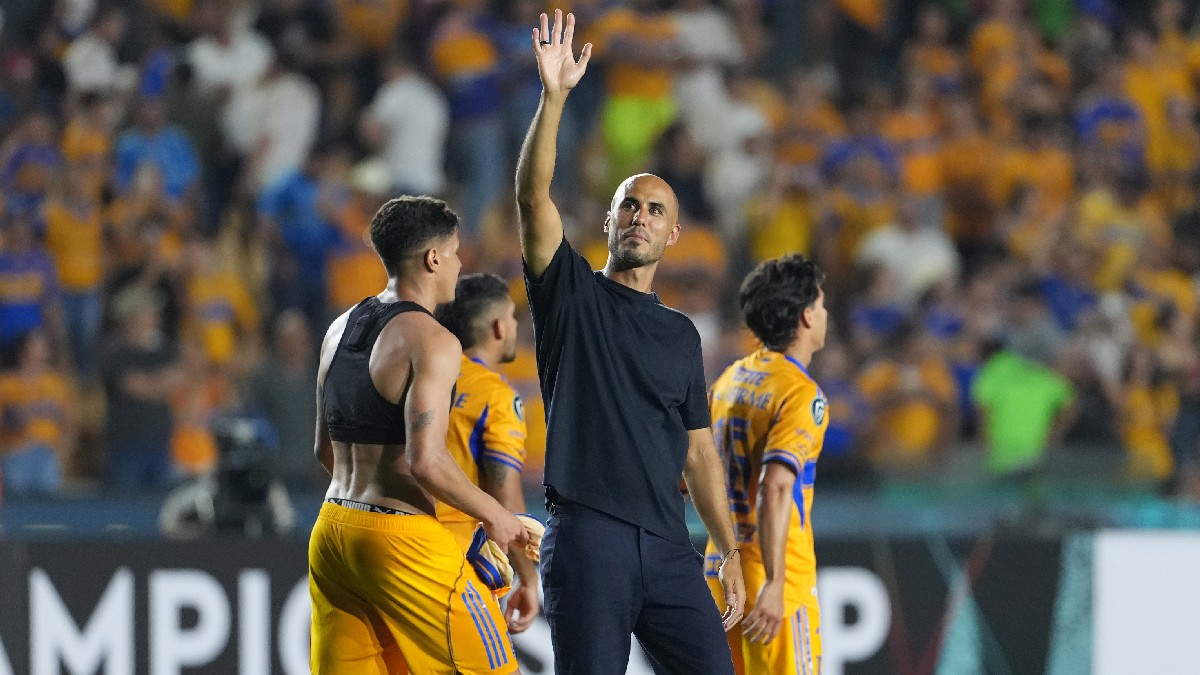 Guido Pizarro luego de un partido de Tigres en el Estadio Universitario.