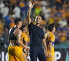 Guido Pizarro luego de un partido de Tigres en el Estadio Universitario.