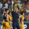 Guido Pizarro luego de un partido de Tigres en el Estadio Universitario.