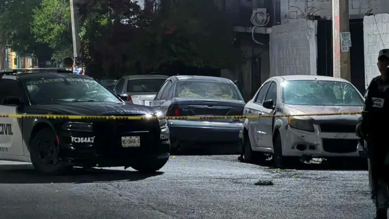 Autoridades localizaron el cuerpo de un hombre en estado de descomposición dentro de un automóvil abandonado en Monterrey.
