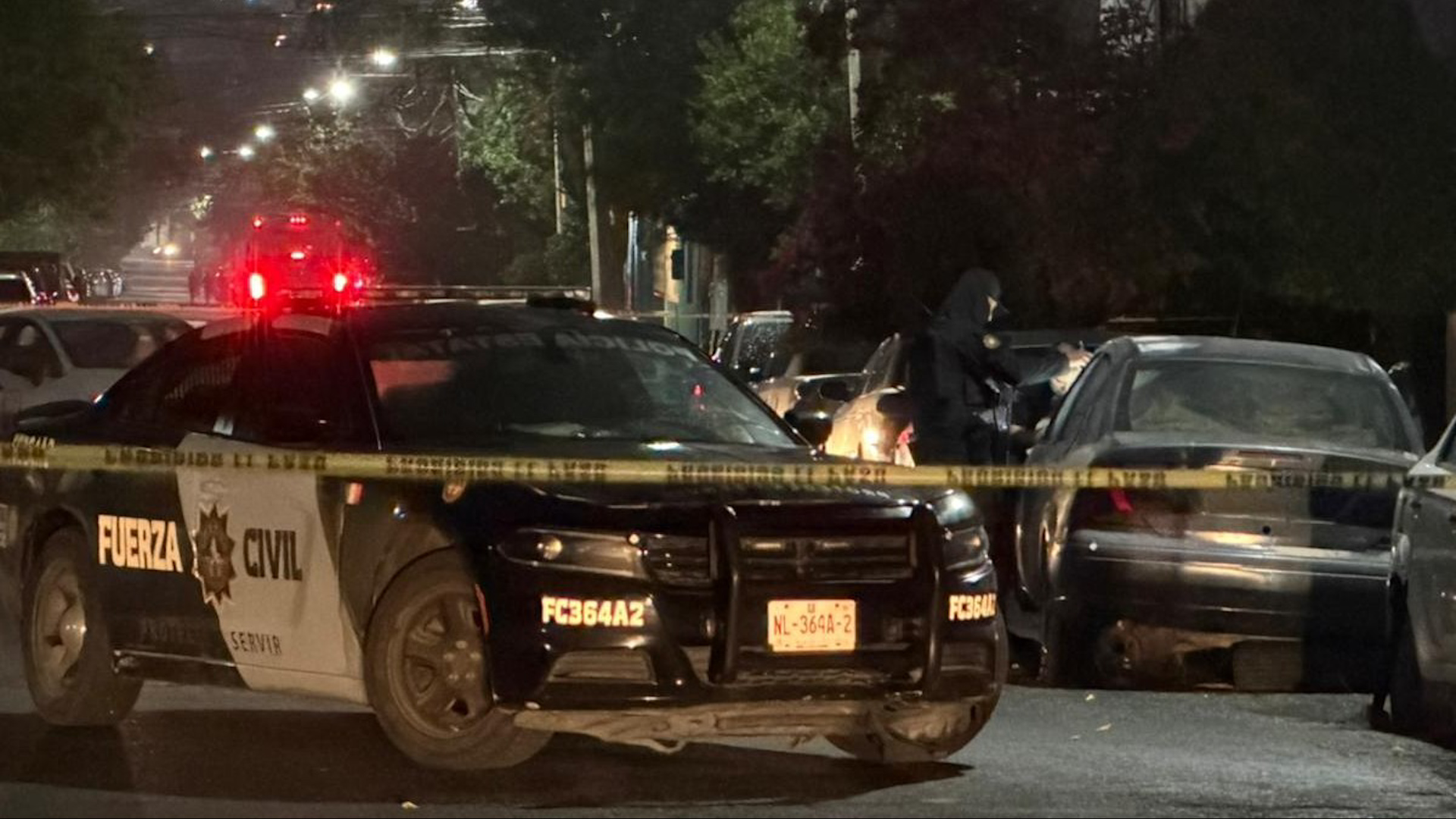 Autoridades de Nuevo León investigan el hallazgo de un hombre sin vida dentro de un auto en la colonia San Martín, Monterrey. Peritos laboran.
