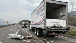 Un choque entre dos camiones tipo torton provocó el cierre parcial de la carretera Saltillo-Monterrey, en el municipio de García.