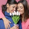 Mujer regalando flores a su mamá por el Día de las Madres