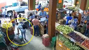 Imagen de un mercado con una señora encerrada en un círculo amarillo.