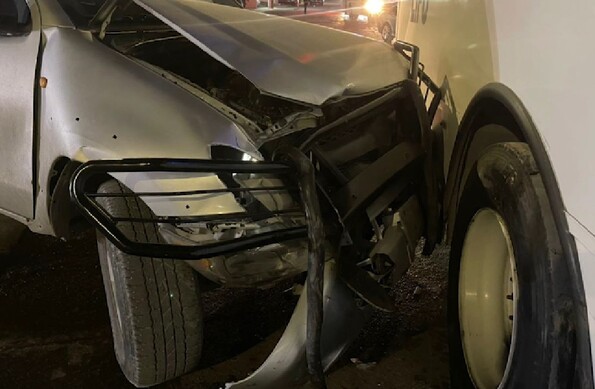 Un joven de 19 años tomó sin permiso la camioneta de un cliente, causó una carambola en Otilio González.