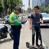 Policía multa a scooter eléctrico