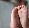Foto genérica de pies de un bebe de 1 año.