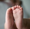 Foto genérica de pies de un bebe de 1 año.
