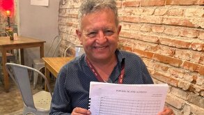 David sentado con sus partituras en la mano de la Gala en el restaurante Vampiros