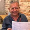 David sentado con sus partituras en la mano de la Gala en el restaurante Vampiros