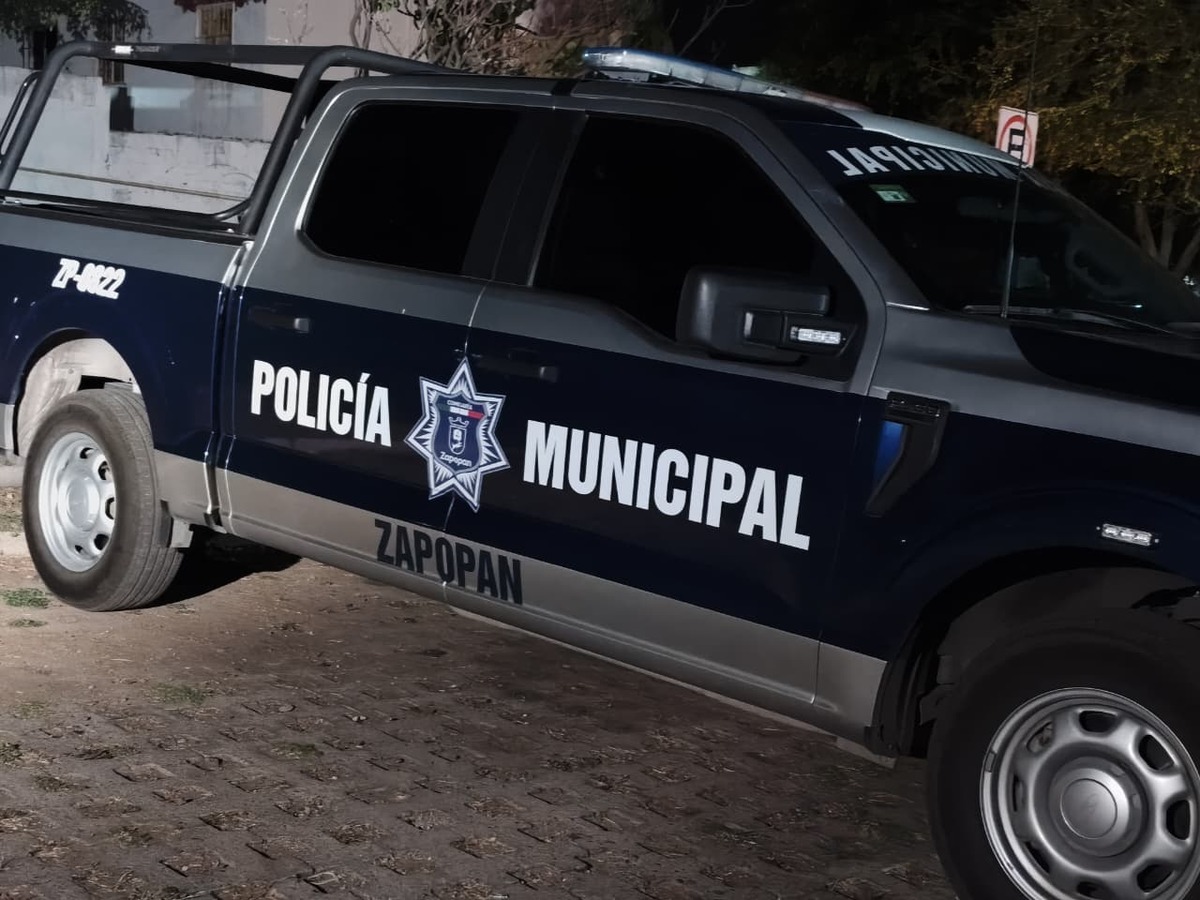 Un hombre fue interceptado, golpeado y atado dentro de su casa en Puerta las Lomas, Zapopan. Los delincuentes escaparon en un Mercedes Benz y pertenencias.