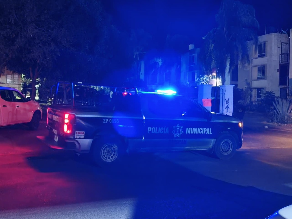 Autoridades investigan el fallecimiento de una mujer tras caer de un edificio en Valle de los Molinos, Zapopan. Su pareja fue retenida tras una discusión.