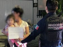 Policías de Guadalajara localizaron a una bebé de un año gateando sola en la colonia Lagos de Oriente. Tras activar protocolos, fue entregada a su mamá.