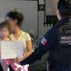 Policías de Guadalajara localizaron a una bebé de un año gateando sola en la colonia Lagos de Oriente. Tras activar protocolos, fue entregada a su mamá.