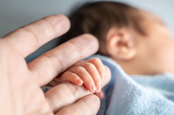 Una bebé de apenas 11 días de nacida se encuentra grave luego de que presuntamente su propio papá la pusiera dentro de un congelador para evitar escucharla.