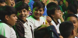 Fotografía de unos niños riendose en una conferencia en relación con la escuela