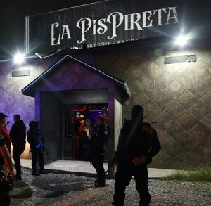 Alrededor de las 23:30 horas comenzaron las inspecciones en el negocio ubicado sobre el periférico Luis Echeverría.