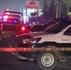 Patrulla de policía estacionada en una carretera, junto a una cinta que impide el acceso.