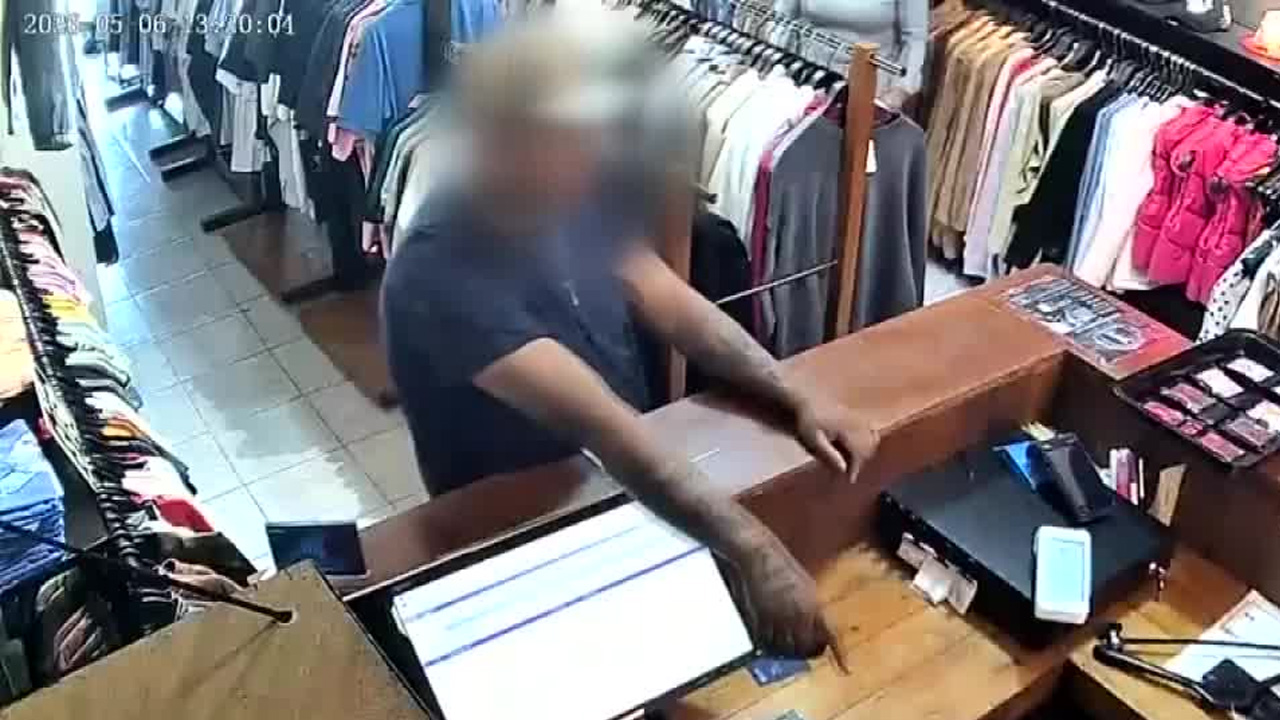 Un hombre fingió ser cliente en una tienda de ropa de Ecatepec, pero terminó amenazando a empleadas y forcejeando con cajeros antes de huir del lugar.