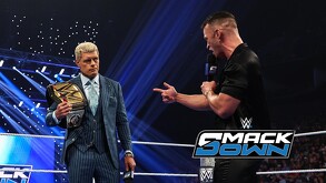 Cody Rhodes confrontando a Ricky Sainz.