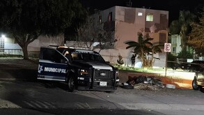 Autoridades investigan el fallecimiento de una mujer tras caer de un edificio en Valle de los Molinos, Zapopan. Su pareja fue retenida tras una discusión.