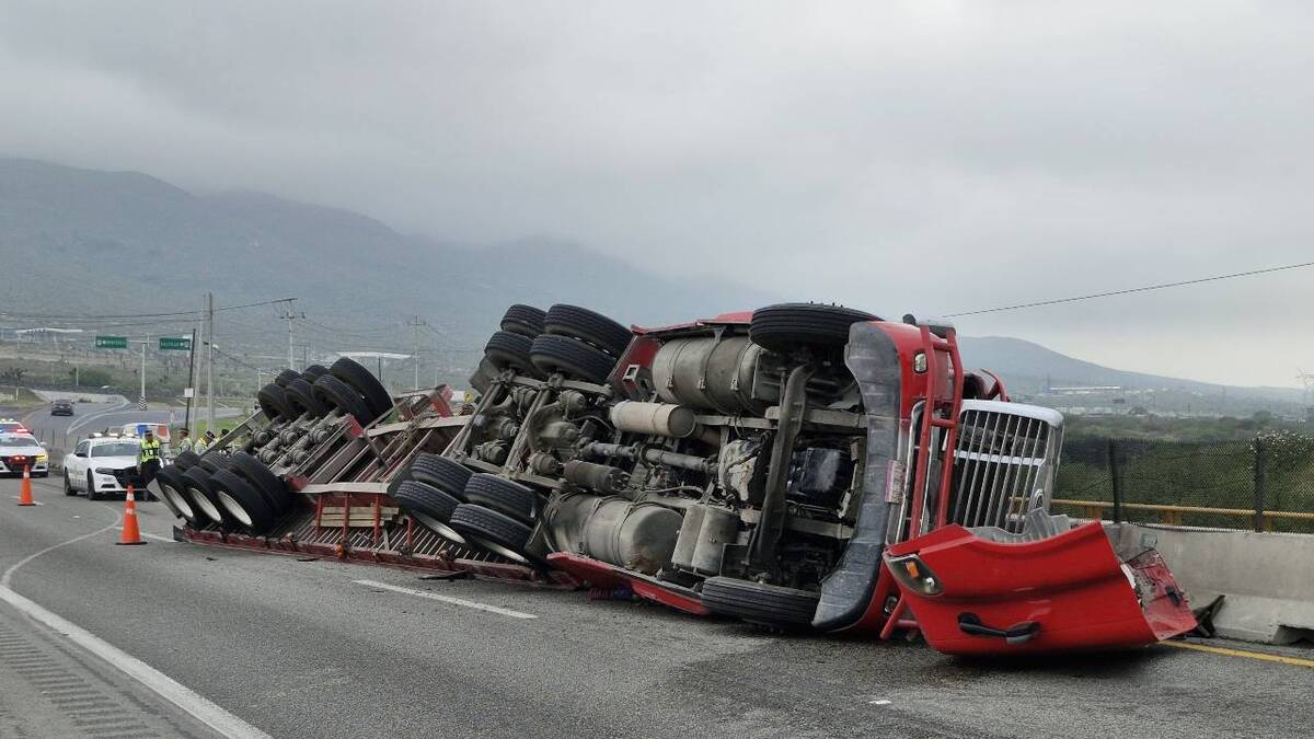 Al lugar arribó una ambulancia para valorar el estado de salud del conductor
