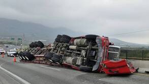 Al lugar arribó una ambulancia para valorar el estado de salud del conductor