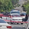 Auto Volkswagen blanco con balazos en el parabrisas con una patrulla de Zapopan, policías y militares alrededor