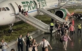 Personas saliendo de emergencia de avión
