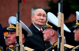 El presidente de Rusia, Vladímir Putin (centro, en el fondo), asiste a un acto en la Tumba del Soldado Desconocido, junto a los muros del Kremlin, en Moscú