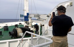 Un pasajero del MV Hondius, el crucero donde apareció un brote de hantavirus, toma una foto del ancla de la embarcación en Praia.
