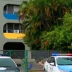 Vista del exterior de una escuela secundaria en Río de Janeiro, Brasil con patrullas de policía estacionadas fuera