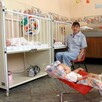 Guardería con dos niños siendo cuidados por especialista.